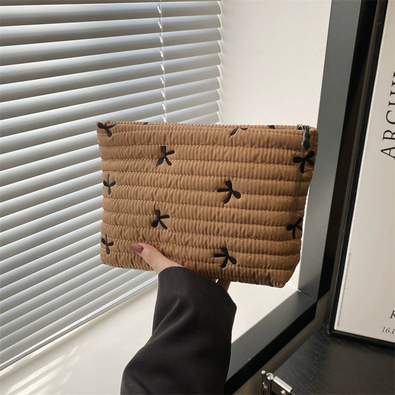 🔥Solid‑Color Puffy Quilted Clutch, Large‑Capacity Everyday Purse